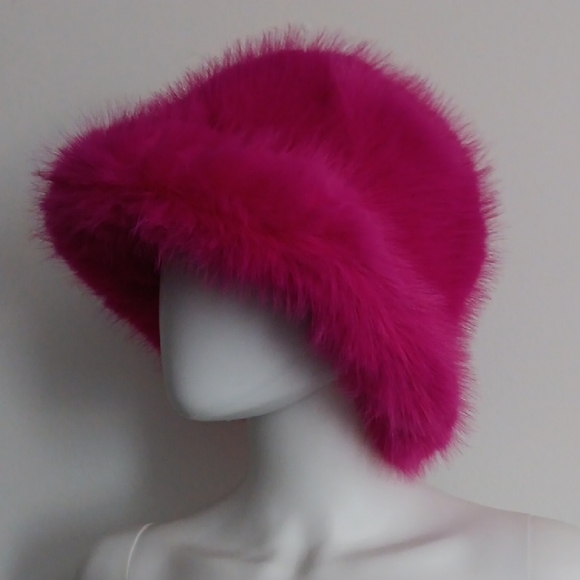 Chic Fuchsia Fur Hat - Picture 3 of 4